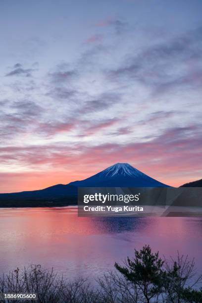 mt. fuji over lake motosu at sunrise - all asian currencies stock pictures, royalty-free photos & images