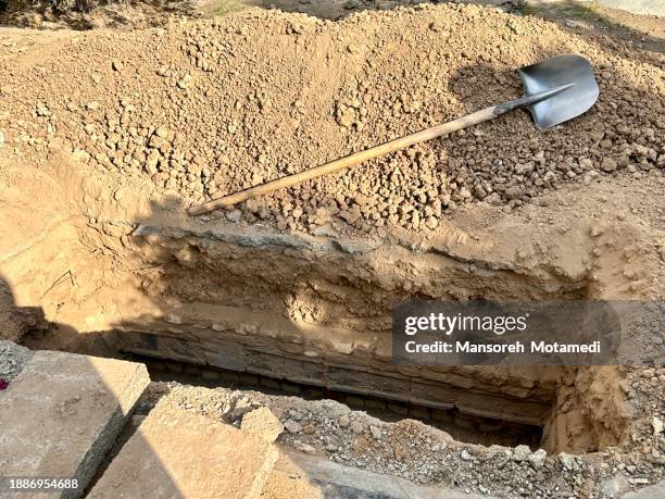 the grave is ready to bury the dead - graf stockfoto's en -beelden