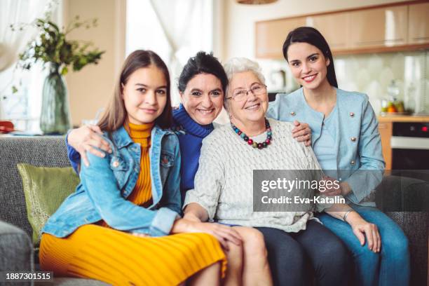 glückliche familie - internationaler frauentag stock-fotos und bilder