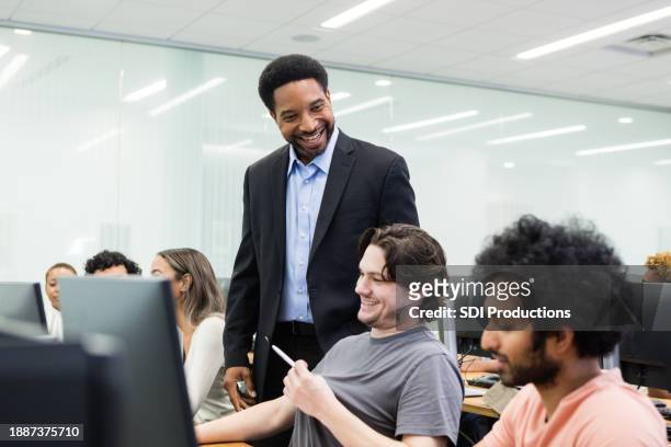 il professore universitario maschio fa il check-in con gli studenti maschi - white male professor foto e immagini stock