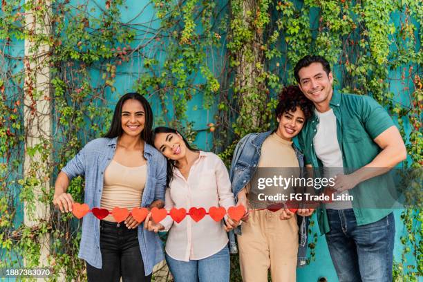 retrato de pareja lésbica y pareja heterosexual celebrando el día de san valentín en la ciudad - día de san valentín festivo fotografías e imágenes de stock