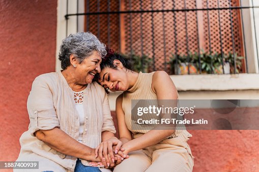 Grand-mère et petite-fille ensemble à l’extérieur Grand-mère et petite-fille ensemble à l’extérieur