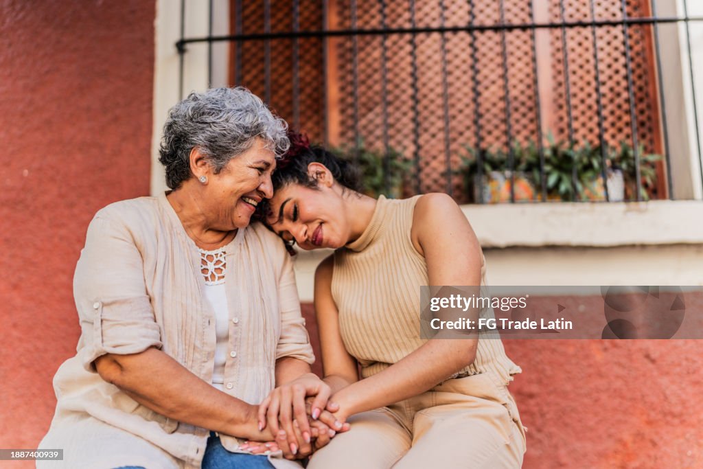 Nonna e nipote insieme all'aperto