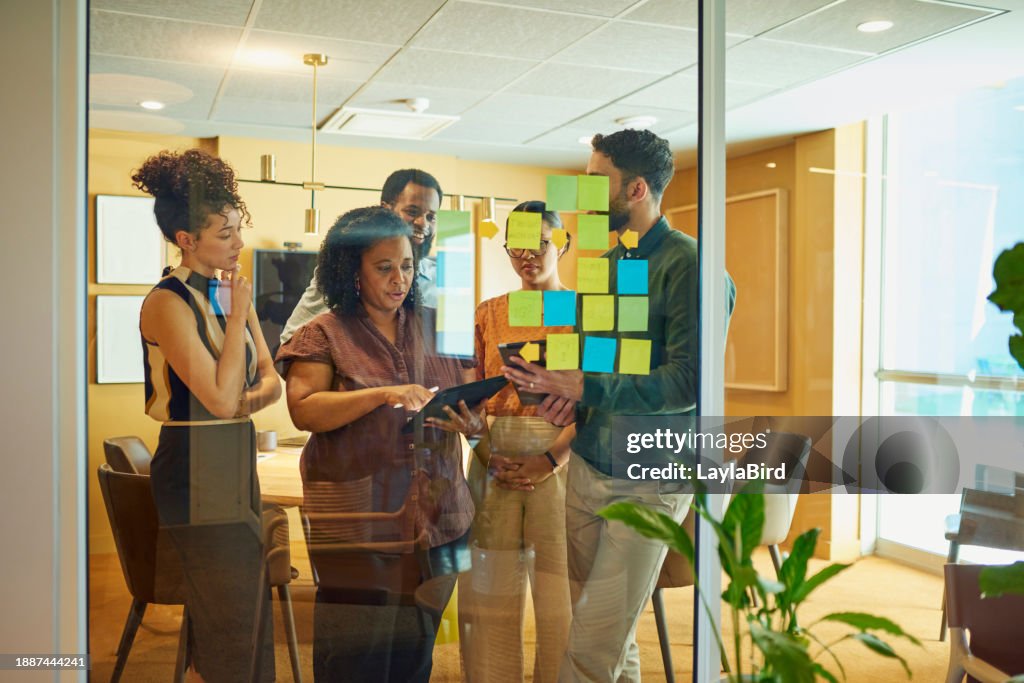 Vielfältige Gruppen-Brainstorming-Ideen in modernen Büroräumen