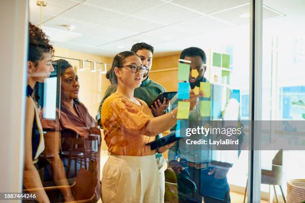 diverse fachleute brainstormen ideen im modernen büro - brainstormen stock-fotos und bilder