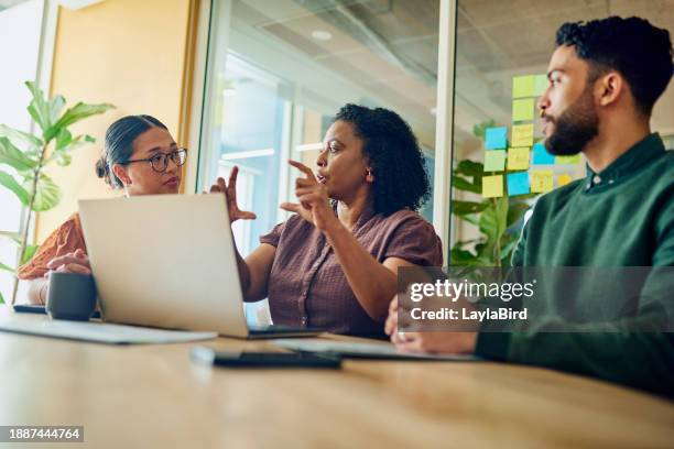 diverse fachleute, die ideen im modernen büro brainstormen - brainstormen stock-fotos und bilder