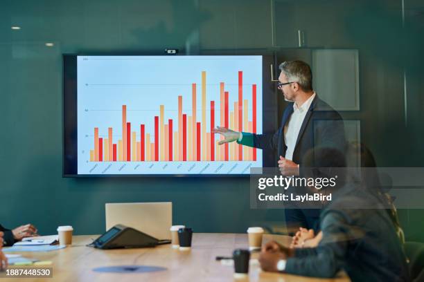 hombre de negocios dando presentación a colegas en la sala de juntas - levantar fotografías e imágenes de stock