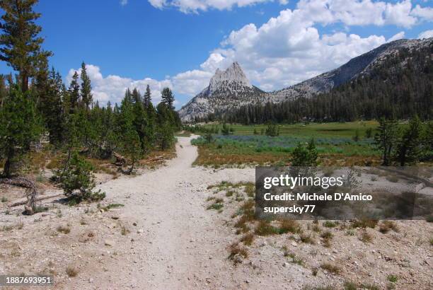 the john muir trail and cathedral peak - cathedral imagens e fotografias de stock