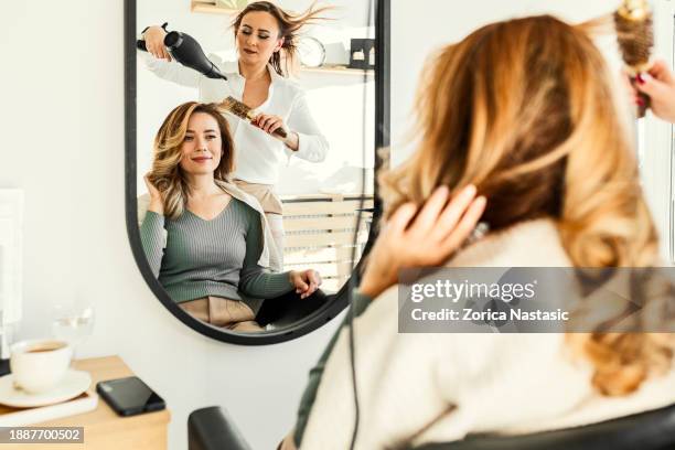 coiffeur obtenir la finition parfaite avec le séchage - salon de beauté photos et images de collection