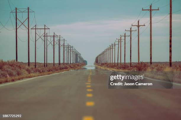 bleak road mirage - mirage fotografías e imágenes de stock