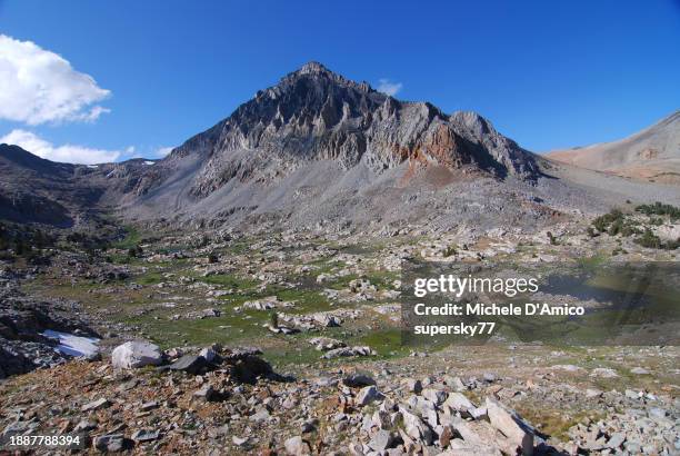 colourful mountains in the high sierra - kings canyon nationalpark stock-fotos und bilder