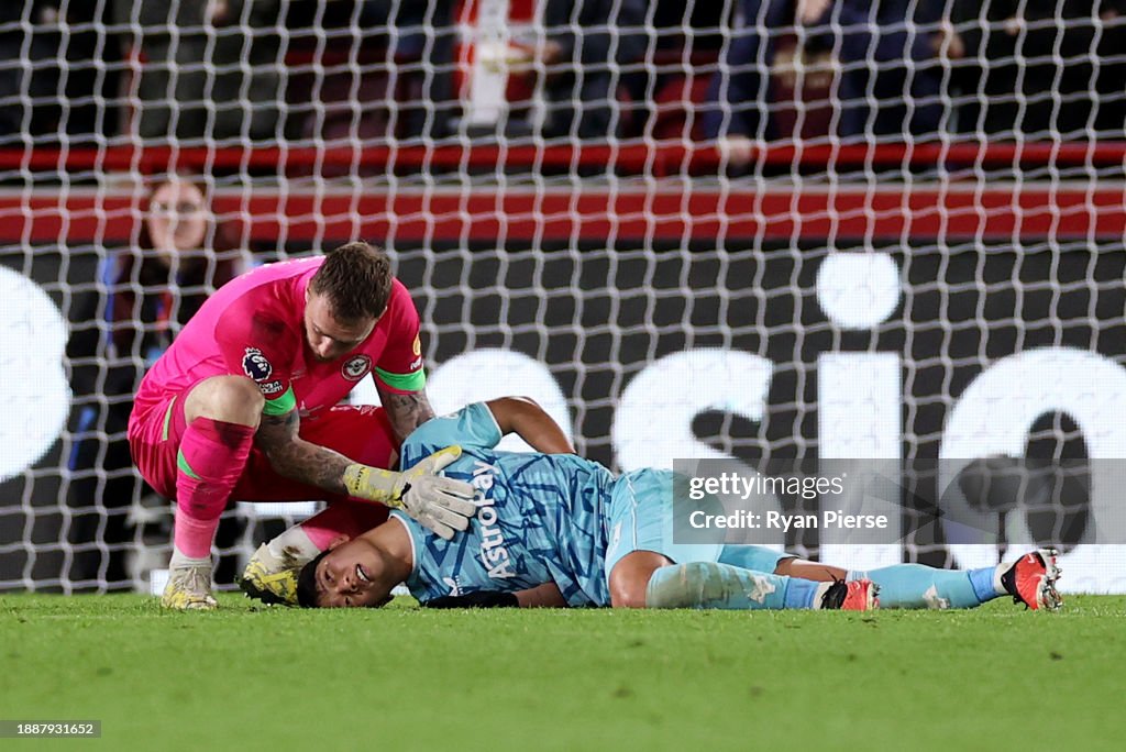 Brentford FC v Wolverhampton Wanderers - Premier League