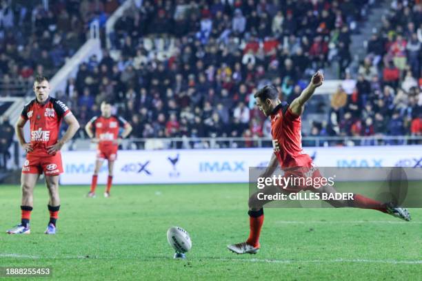 Toulon's French full-back Melvyn Jaminet kicks a penalty during to the French Top 14 rugby union match between Rugby Club Toulonnais and Stade...