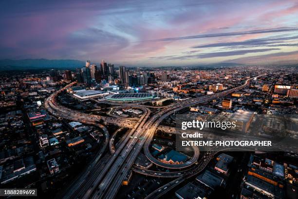 ponto de vista de helicóptero dos intercâmbios da rodovia de los angeles ao pôr do sol - ponto de vista de helicóptero - fotografias e filmes do acervo