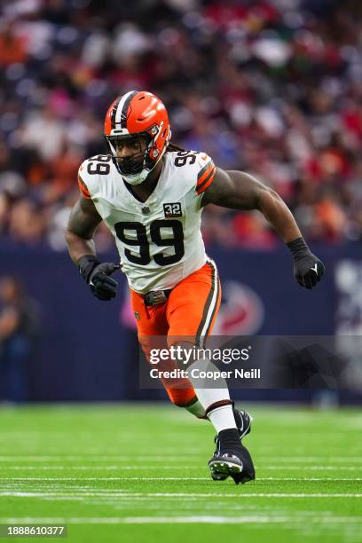 Za'Darius Smith of the Cleveland Browns rushes the passer during an NFL football game against the Houston Texans at NRG Stadium on December 24, 2023...