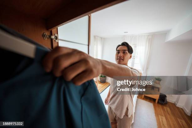 hombre preparando uniforme de trabajo - gran angular fotografías e imágenes de stock