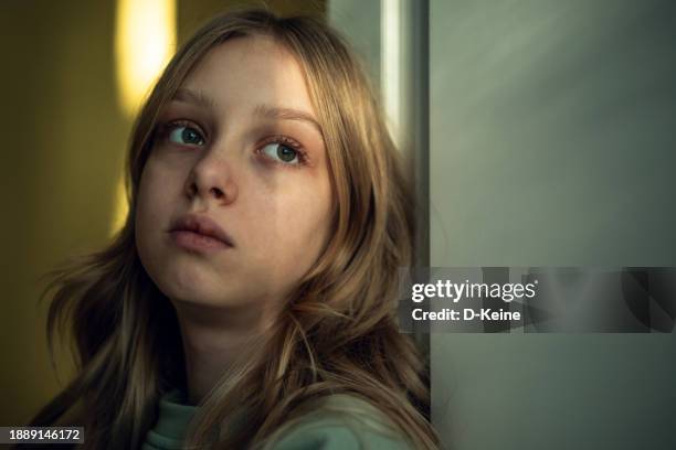 triste chica - triste fotografías e imágenes de stock