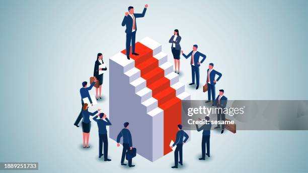 ilustraciones, imágenes clip art, dibujos animados e iconos de stock de competencia de carrera o liderazgo, ventaja de habilidades de carrera, brecha de habilidades de carrera, ganadores en la competencia, grupo de empresarios fracasados mirando al exitoso de pie en la parte superior de las escaleras - director ejecutivo de empresa