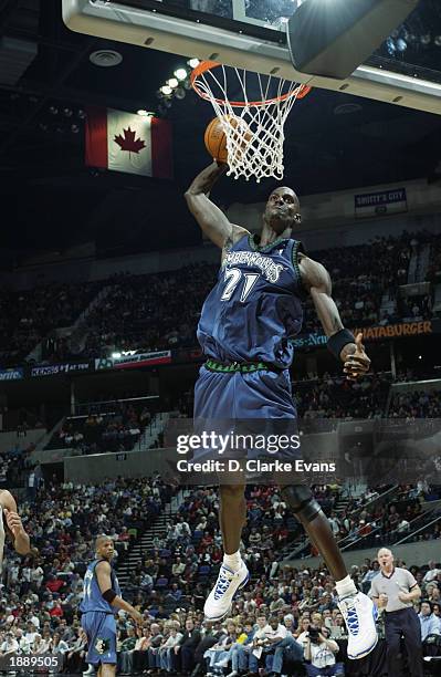 Kevin Garnett of the Minnesota Timberwolves dunks against the San Antonio Spurs during the game at SBC Center on March 21, 2003 in San Antonio,...