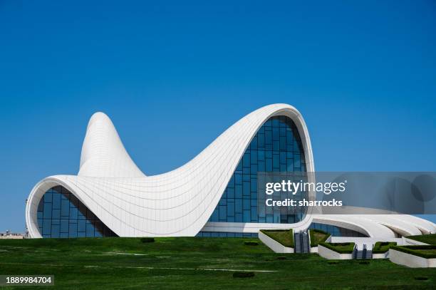 centro de convenciones heydar aliyev, bakú, azerbaiyán - zaha hadid fotografías e imágenes de stock
