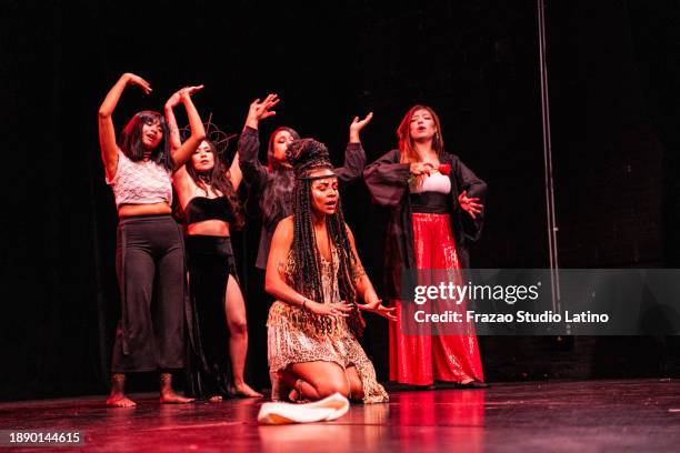 schauspielerinnen singen auf der theaterbühne - schauspieler stock-fotos und bilder