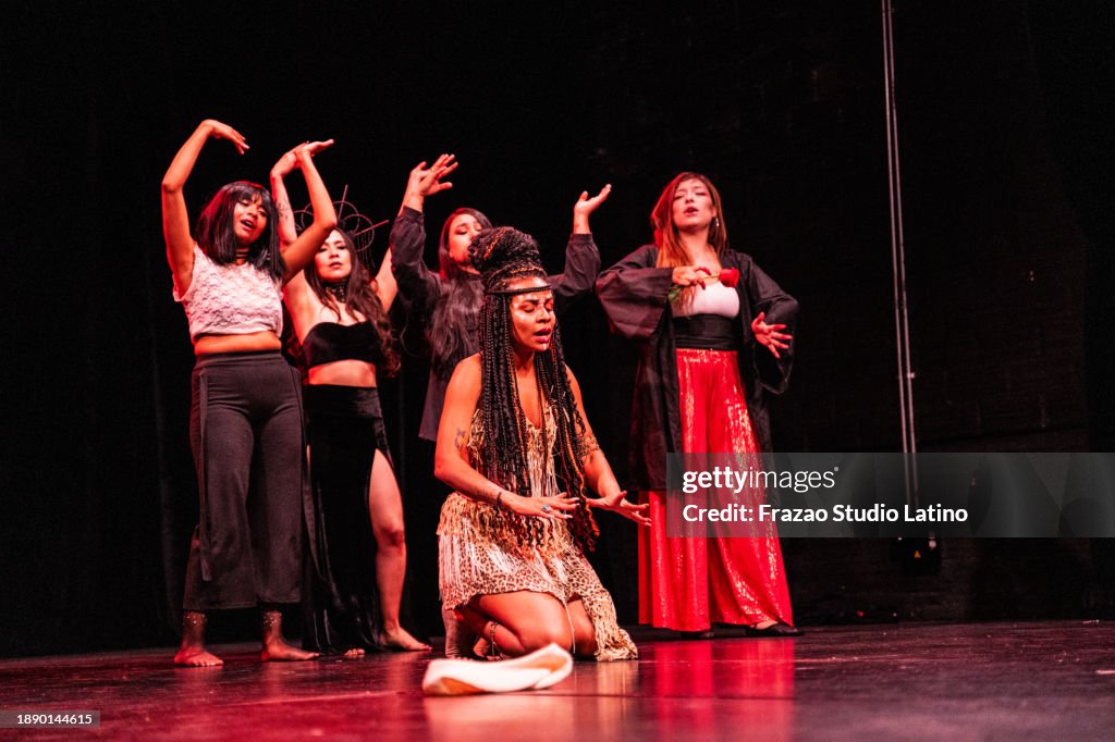 Actrices chantant sur la scène du théâtre