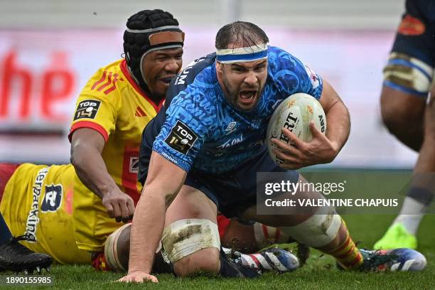 Castres' Canadian number eight Tyler Ardron fights for the ball with Perpignan's South Africa lock Marvin Orie during the French Top14 rugby union...