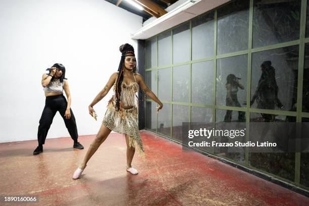 dancers rehearsing in the dance studio - school dance stock pictures, royalty-free photos & images