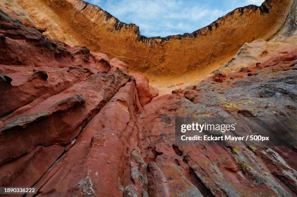 scenic view of rock formations - klippe fotografías e imágenes de stock