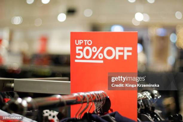 sale sign - réduction photos et images de collection