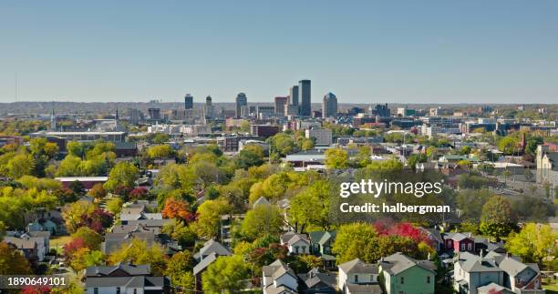vue aérienne de la ligne d’horizon de dayton depuis l’inner east historique par temps clair, jour d’automne - ohio photos et images de collection