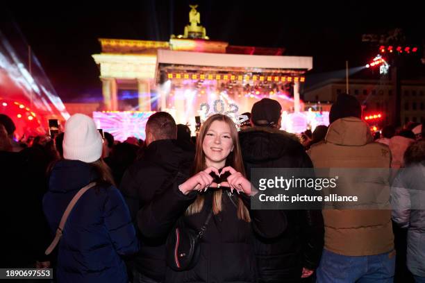 December 2023, Berlin: 14-year-old Caro comes to Berlin with her parents and brother from Bonn for New Year's Eve and stands in front of the...