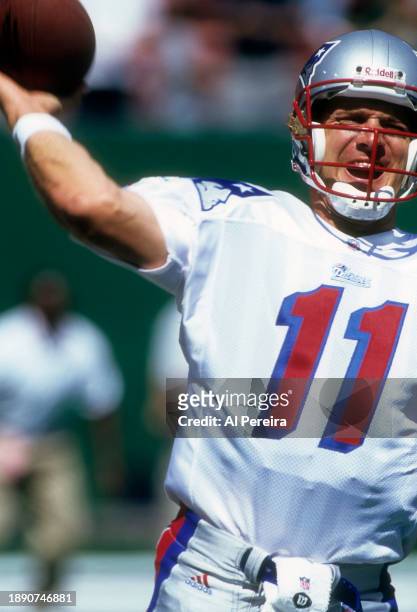 Quarterback Drew Bledsoe of the New England Patriots passes the ball in the game between the New England Patriots vs the New York Jets at The...