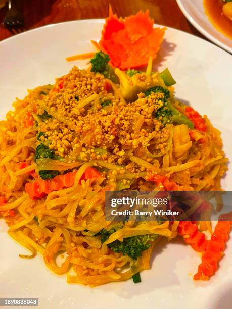 pad thai veggie - golden egg restaurant stock-fotos und bilder