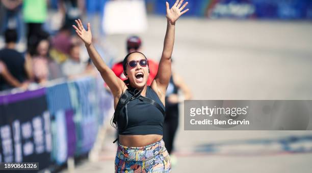 powerful marathon finish line celebration moment - außergewöhnliche sportarten stock-fotos und bilder