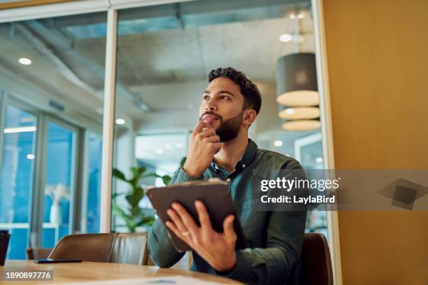 l'uomo d'affari premuroso contempla la prossima mossa mentre analizza i dati sul tablet - resilienza foto e immagini stock