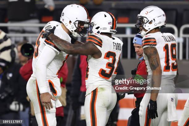 Joe Flacco of the Cleveland Browns celebrates a touchdown with Jerome Ford against the New York Jets at Cleveland Browns Stadium on December 28, 2023...