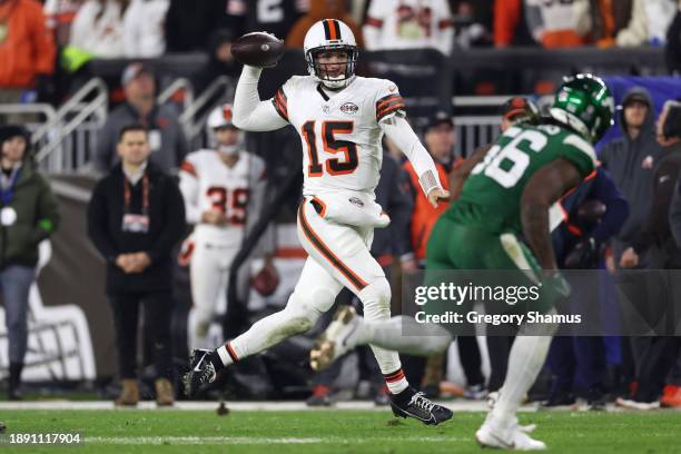 Joe Flacco of the Cleveland Browns passes against the New York Jets at Cleveland Browns Stadium on December 28, 2023 in Cleveland, Ohio.