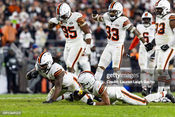 Za'Darius Smith of the Cleveland Browns celebrates with his teammates after a sack during the game against the New York Jets at Cleveland Browns...