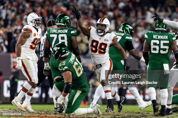 Za'Darius Smith of the Cleveland Browns celebrates after a sack during the game against the New York Jets at Cleveland Browns Stadium on December 28,...