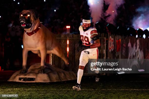 Za'Darius Smith of the Cleveland Browns runs out onto the field before the game against the New York Jets at Cleveland Browns Stadium on December 28,...