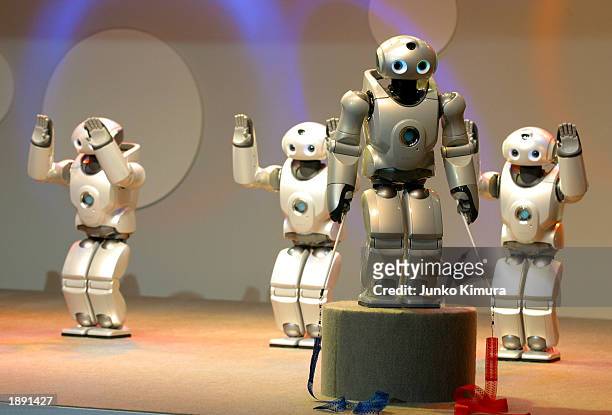 helbrede flicker Gud Sony's SDR-4X II robots perform on a stage at Robodex2003 April 2,... News  Photo - Getty Images