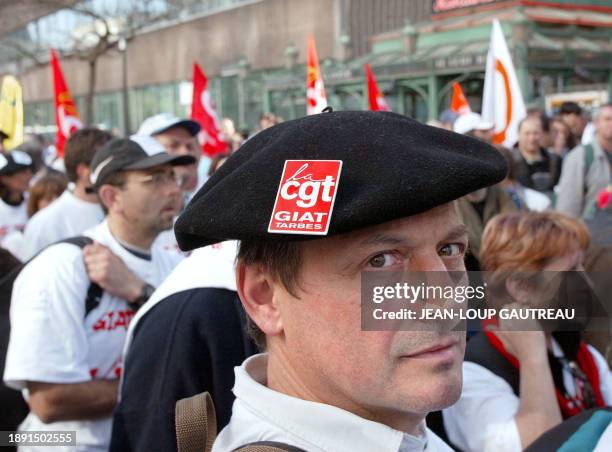 Un salarié du groupe d'armement terrestre Giat Industries manifeste, le 16 avril 2003 à Paris, lors d'un rassemblement des salariés de GIAT au moment...