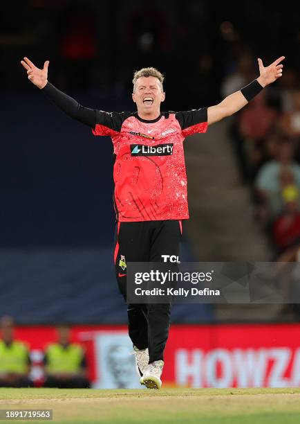 Peter Siddle of the Renegades celebrates the dismissal of Adam Hose of the Sixers during the BBL match between Melbourne Renegades and Adelaide...