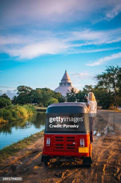 sightseeing in the heart of sri lanka with a tuk-tuk. - auto riquexó imagens e fotografias de stock