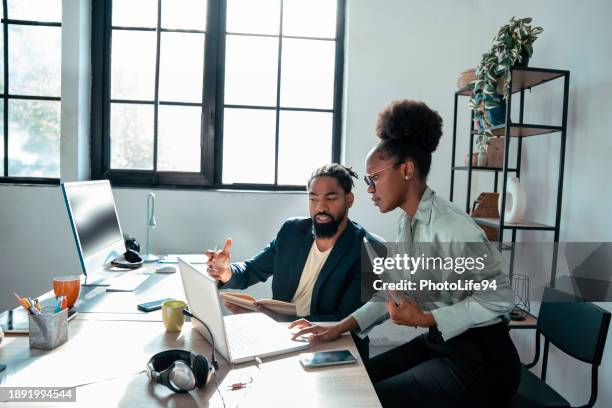 cooperación entre el empleado y su jefe en el trabajo - crisis fotografías e imágenes de stock