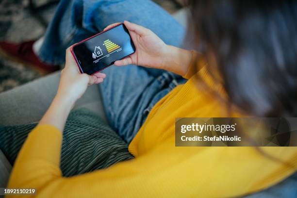smart home app - energieeffizienz stock-fotos und bilder