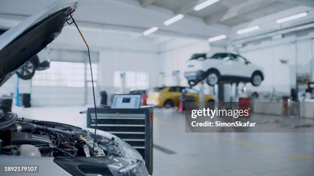 carros open bonnet estacionado na garagem para reparação e serviço de manutenção - oficina de automóvel - fotografias e filmes do acervo