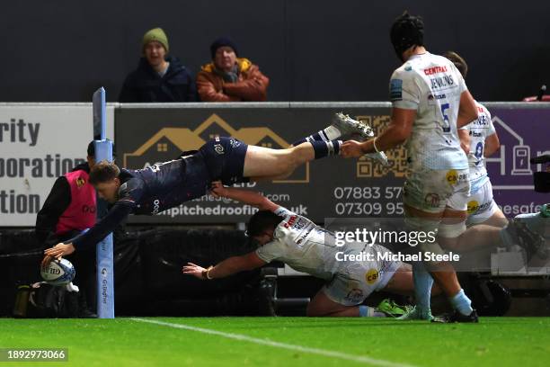 Noah Heward of Bristol Bears scores a try during the Gallagher Premiership Rugby match between Bristol Bears and Exeter Chiefs at Ashton Gate on...