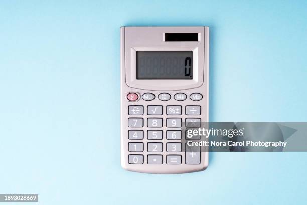 calculator on blue background - calculadora imagens e fotografias de stock